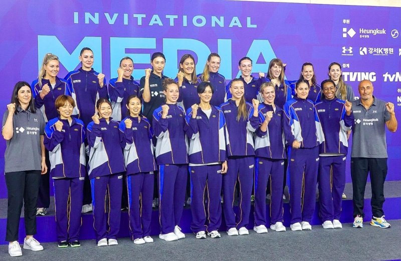 KYK 인비테이셔널 미디어데이에 나선 세계 올스타 선수들과 아본단자 감독(오른쪽) (출처=연합뉴스)