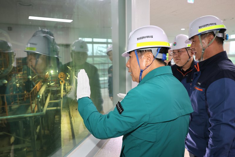 [양산=뉴시스] 나동연 시장과 관계 공무원 등이 양산하수처리장을 방문해 현장점검을 하고 있다. (사진=양산시 제공) 2025.05.16. photo@newsis.com *재판매 및 DB 금지