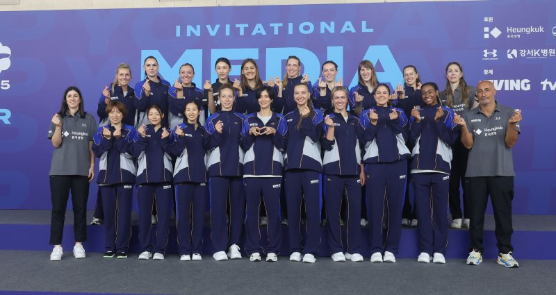 [인천=뉴시스] 전진환 기자 = 16일 오후 인천 부평구 인천삼산월드체육관에서 열린 ‘KYK 인비테이셔널 2025’ 미디어데이에서 김연경(뒷줄 왼쪽네번째), 마르첼로 아본단자(앞줄 오른쪽) 감독과 여자배구 세계올스타팀 선수들이 기념촬영을 하고 있다. 2025.05.16. amin2@newsis.com