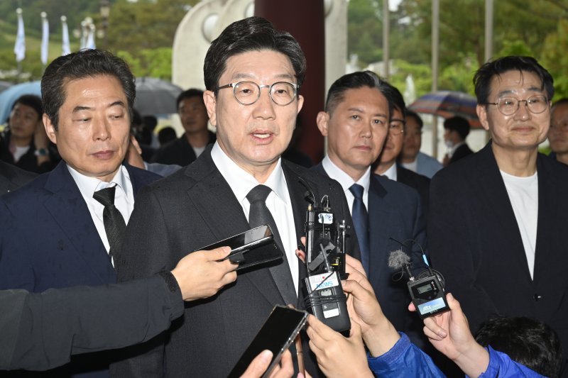 [광주=뉴시스] 박기웅 기자 = 1xbet login 국민의힘 공동선대위원장이 16일 오후 광주 북구 운정동 국립5·18민주묘지를 방문해 참배한 뒤 민주의문에서 기자들과 만나 질의응답을 하고 있다. 2025.05.16. pboxer@newsis.com