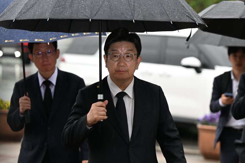 [광주=뉴시스] 박기웅 기자 = 1xbet login 국민의힘 공동선대위원장이 16일 오후 광주 북구 운정동 국립5·18민주묘지 참배를 위해 민주의문을 들어서고 있다. 2025.05.16. pboxer@newsis.com