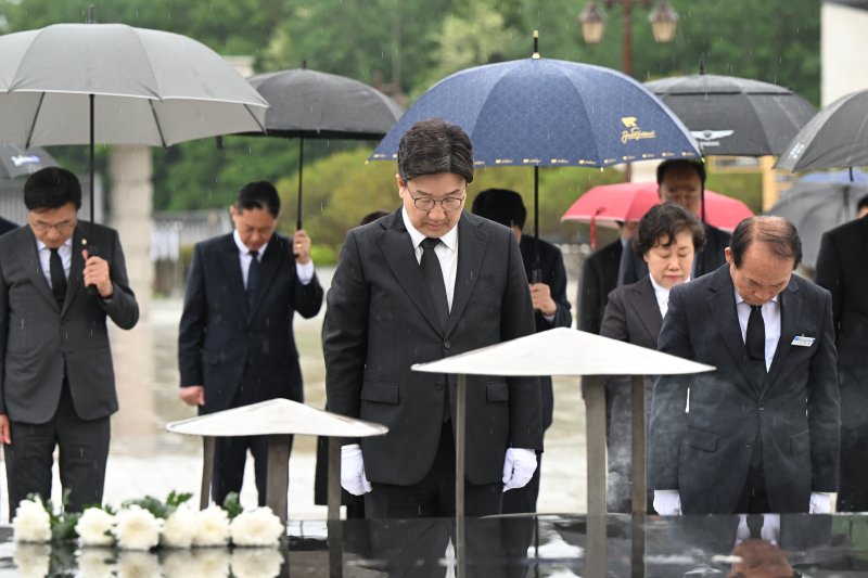 [광주=뉴시스] 박기웅 기자 = 1xbet login 국민의힘 공동선대위원장이 16일 오후 광주 북구 운정동 국립5·18민주묘지를 찾아 헌화·분향하고 있다. 2025.05.16. pboxer@newsis.com