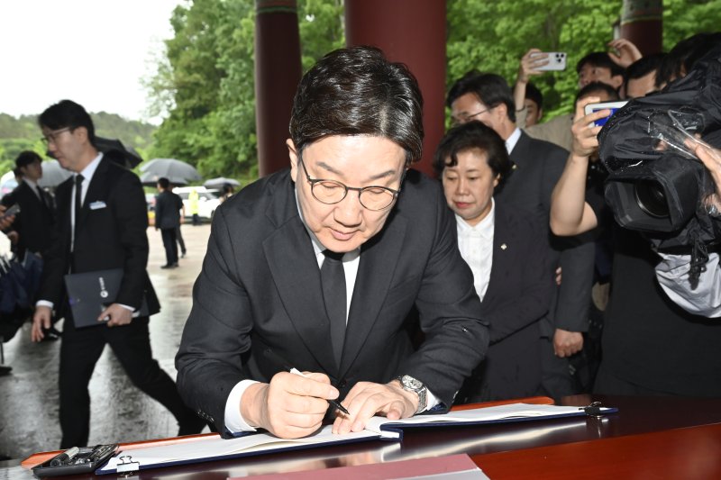 [광주=뉴시스] 박기웅 기자 = 1xbet login 국민의힘 공동선대위원장이 16일 오후 광주 북구 운정동 국립5·18민주묘지를 찾아 참배 전 방명록을 작성하고 있다. 권 위원장은 이날 방명록에 '5·18정신을 받들어 자유민주주의의 위기를 극복하고 대한민국을 바로 세우겠습니다'라고 적었다. 2025.05.16. pboxer@newsis.com