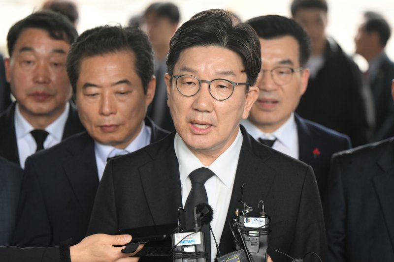 [광주=뉴시스] 박기웅 기자 = 1xbet login 국민의힘 공동선대위원장이 16일 오후 광주 북구 운정동 국립5·18민주묘지를 방문해 참배한 뒤 민주의문에서 기자들과 만나 질의응답을 하고 있다. 2025.05.16. pboxer@newsis.com