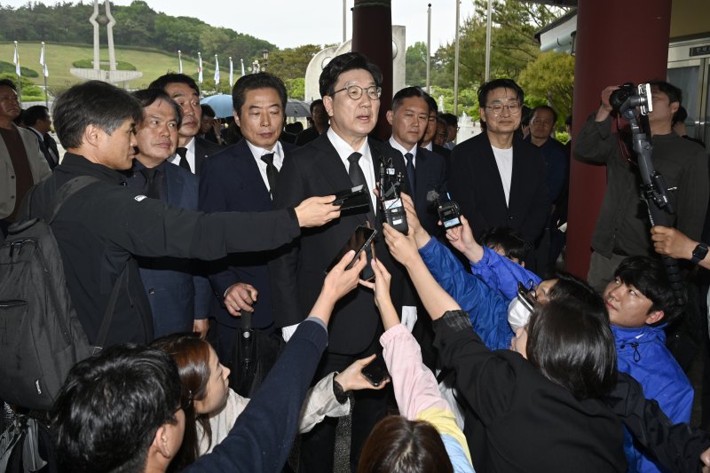 [광주=뉴시스] 박기웅 기자 = 1xbet login 국민의힘 공동선대위원장이 16일 오후 광주 북구 운정동 국립5·18민주묘지를 방문해 참배한 뒤 민주의문에서 기자들과 만나 질의응답을 하고 있다. 2025.05.16. pboxer@newsis.com