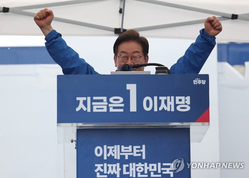 주먹 불끈 쥔 이재명 후보 (출처=연합뉴스)