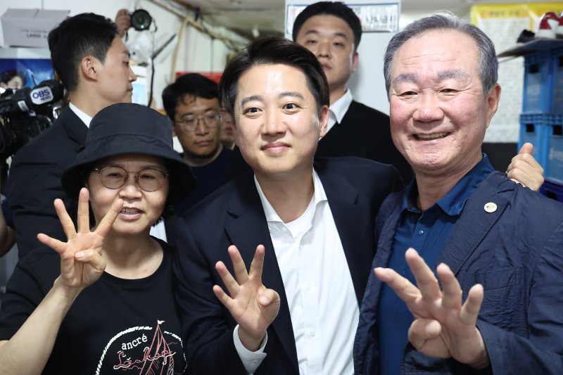 "꼭 당선되셔유" "김문수보다 인기 더 많네" 이준석 반긴 천안 중앙시장[르포]