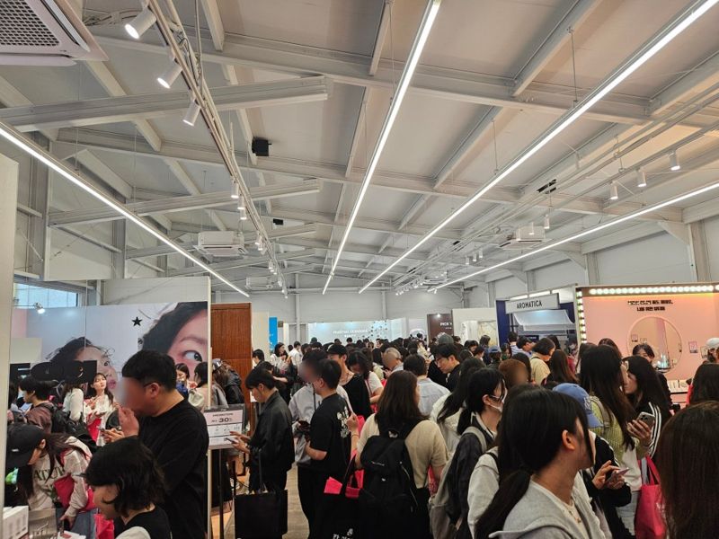 성수에 몰리는 외국인들..'이 기업' 팝업 매장 북새통됐다