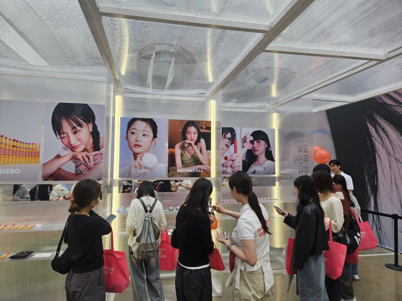 성수에 몰리는 외국인들..'이 기업' 팝업 매장 북새통됐다