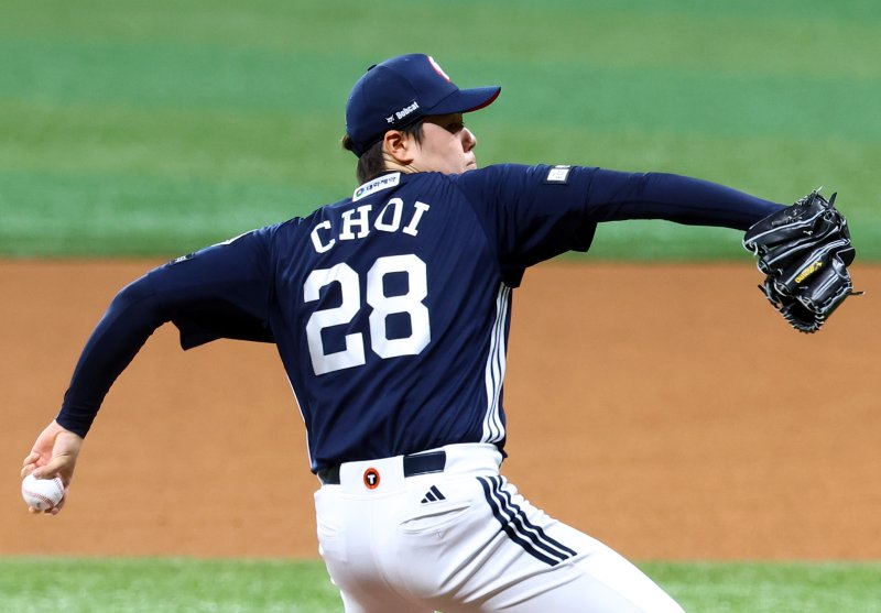 [서울=뉴시스] 박주성 기자 = 22일 오후 서울 구로구 고척스카이돔에서 열린 프로야구 2025 KBO리그 두산 베어스 대 키움 히어로즈의 경기, 두산 선발 최승용이 역투하고 있다. 2025.04.22. park7691@newsis.com