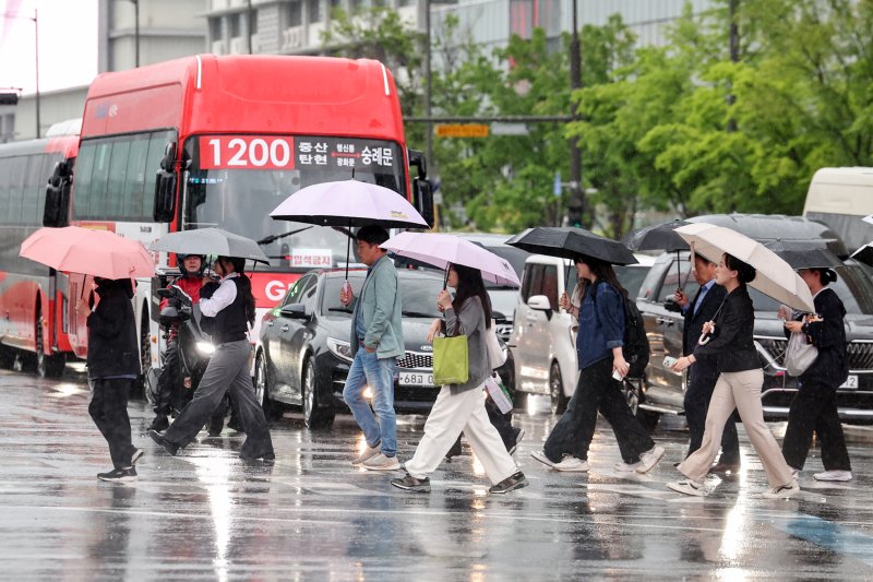 전국 곳곳에 비가 내린 16일 오후 서울 종로구 광화문네거리에서 우산을 쓴 시민들이 퇴근길 발걸음을 재촉하고 있다. 2025.5.16/뉴스1 ⓒ News1 민경석 기자 /사진=뉴스1