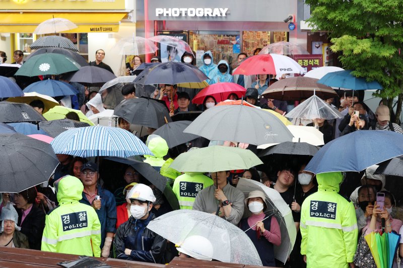 16일 오후 전북 전주시 전북대학교 앞에서 열린 이재명 더불어민주당 대통령 후보의 집중유세를 찾은 지지자들이 이 후보의 연설을 듣고 있다. (공동취재) 2025.5.16/뉴스1 ⓒ News1 이재명 기자