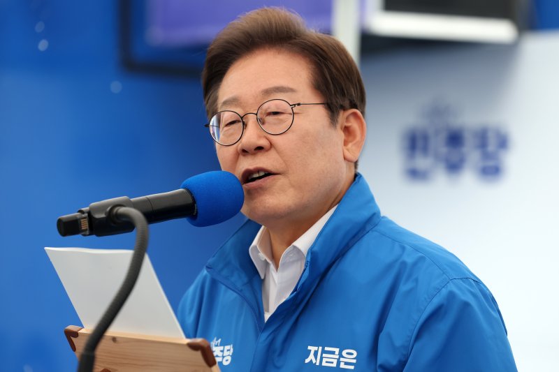 이재명 더불어민주당 대통령 후보가 16일 오후 전북 전주시 전북대학교 앞에서 시민들에게 지지를 호소하고 있다. (공동취재) 2025.5.16/뉴스1 ⓒ News1 이재명 기자