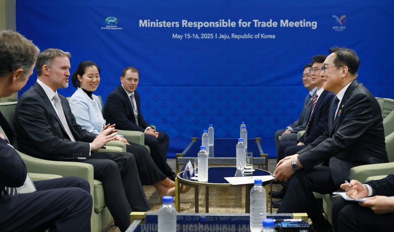 [세종=뉴시스]안덕근 산업통상자원부 장관은 16일 제주 서귀포시 제주국제컨벤션센터(ICC)에서 제이미슨 그리어(Jamieson Greer) 미국 무역대표부(USTR) 대표와 면담을 통해 지난 1일 개최된 기술협의 경과를 점검하고 이에 대한 양국 입장을 교환했다.(사진=산업부 제공)