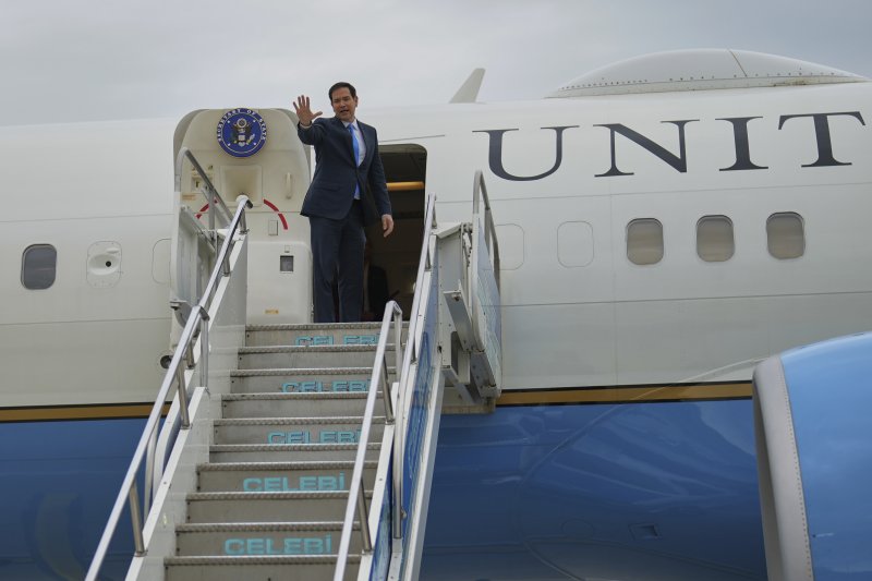 [AP/뉴시스] 미국의 마코 루비오 국무장관이 16일 우크라-러시아 직접대화가 열리는 튀르키예 이스탄불에 왔다가 체류 4시간 만인 오후에 미국으로 돌아가는 비행기에 오르고 있다. 루비오 장관은 전날 튀르키예 남동부 아탈리야의 서방 외무장관 회동에 참석했다.