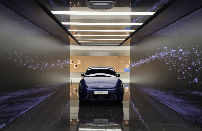 [광명=뉴시스] 박현준 기자 = 지난 16일 기아 오토랜드(AutoLand) 광명 내 브랜드관에 EV4 GT-line 차량이 전시되어 있다. 2025.05.16. parkhj@newsis.com *재판매 및 DB 금지