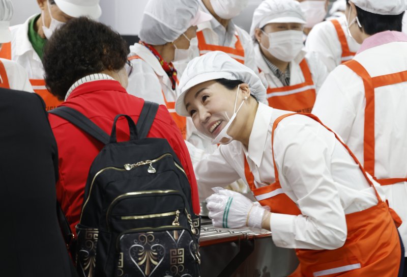 이재명 더불어민주당 대통령 후보 부인인 김혜경 여사가 16일 광주 북구 효령동 효령노인복지타운을 방문해 음식을 나누는 배식봉사를 하고 있다. 2025.5.16/뉴스1 ⓒ News1 김태성 기자