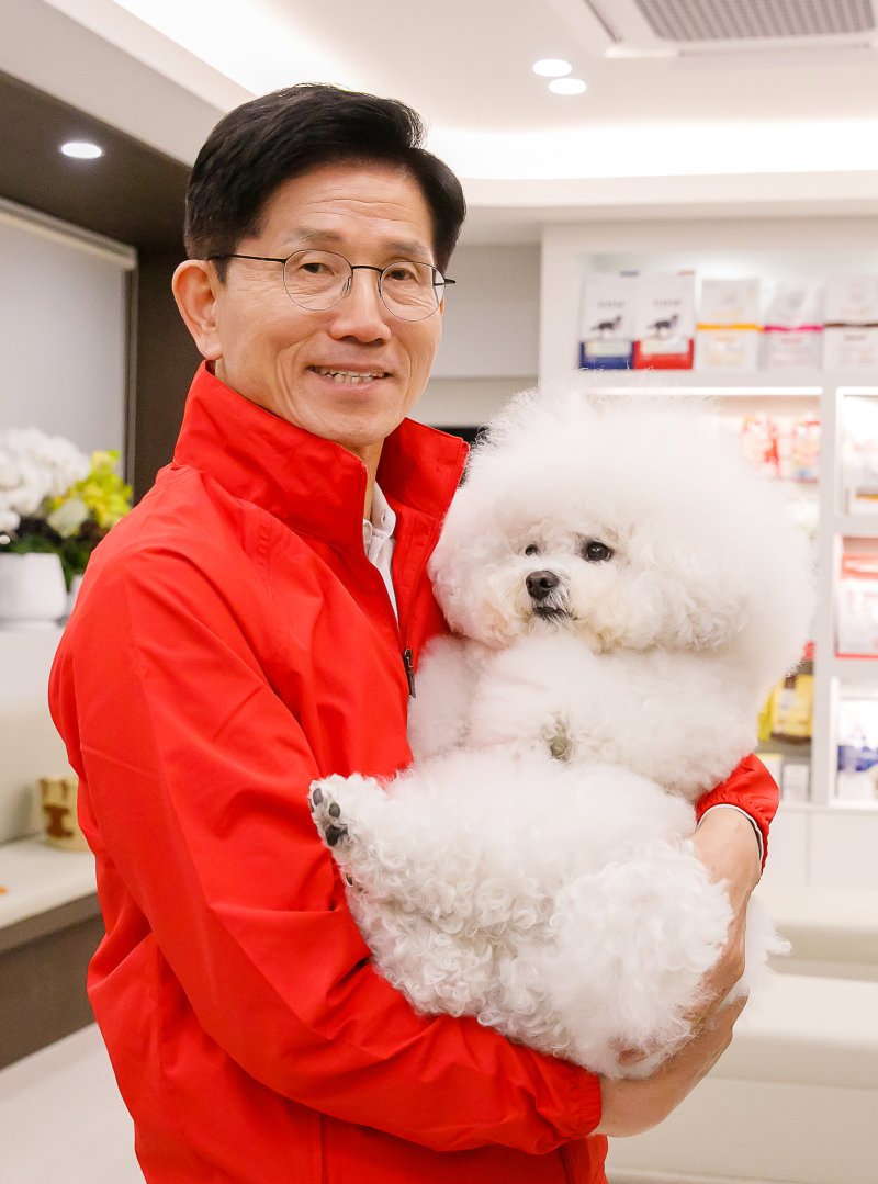 김문수 국민의힘 대통령 후보가 13일 대구의 반려동물 전문 병원을 방문해 유기견과 반려동물 보호 현장을 살폈다. (김문수 캠프 제공. 재판매 및 DB 금지) 2025.5.13/뉴스1