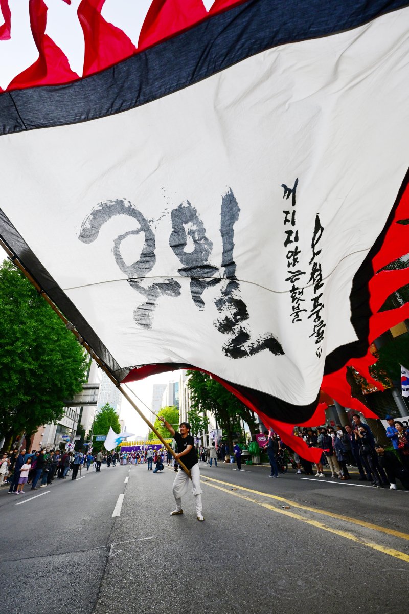 [광주=뉴시스] 김혜인 기자 = 5.18민주화운동 44주년 기념일을 하루 앞둔 17일 오후 광주 동구 금남로 일대에서 전야제가 열려 시민들이 민주평화대행진을 함께하고 있다. (공동취재사진) 2024.05.17. hyein0342@newsis.com