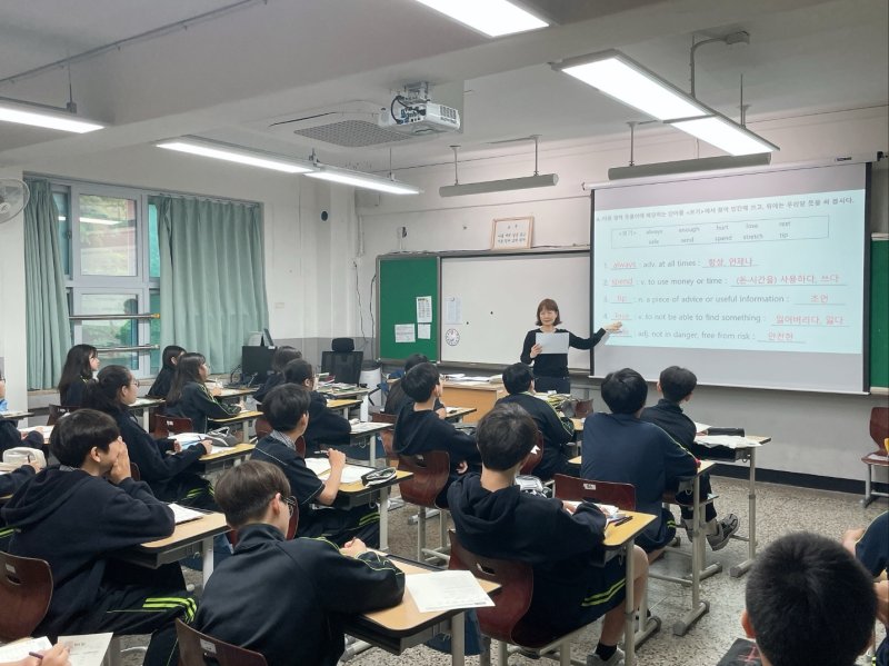 [서울=뉴시스] 10년 차 시각장애 교사 김태연씨가 수업하고 있다. (사진=김태연 제공)