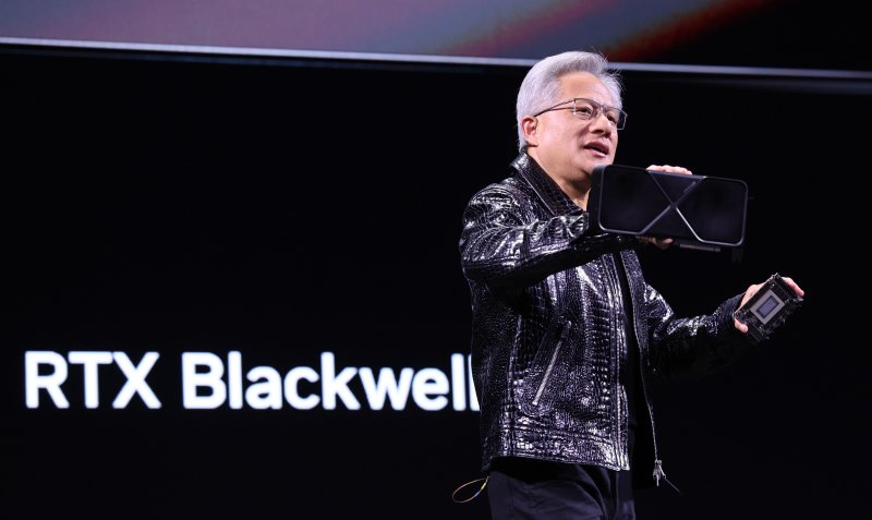 젠슨 황 엔비디아 최고경영자(CEO)가 블랙웰을 소개하고 있다. 2025.1.6/뉴스1 ⓒ News1 신웅수 기자