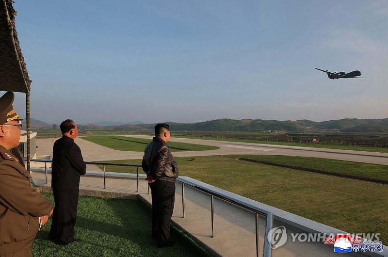 북한 김정은, 공군 방공·공습훈련 지도 (출처=연합뉴스)