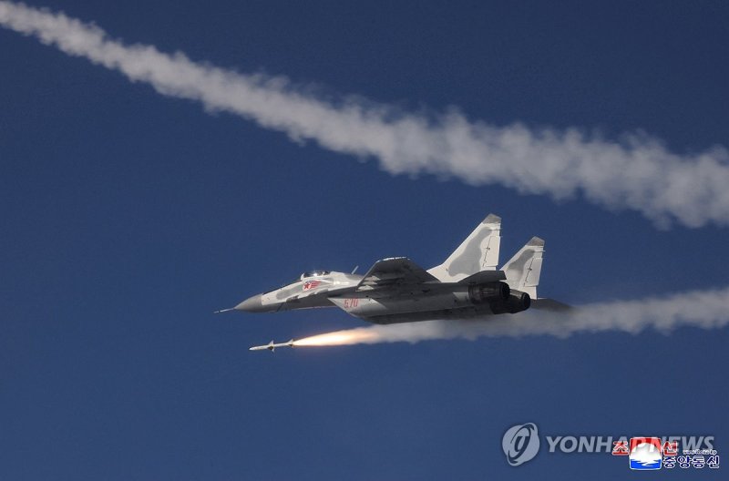 북한 김정은, 공군 방공·공습훈련 지도 (출처=연합뉴스)