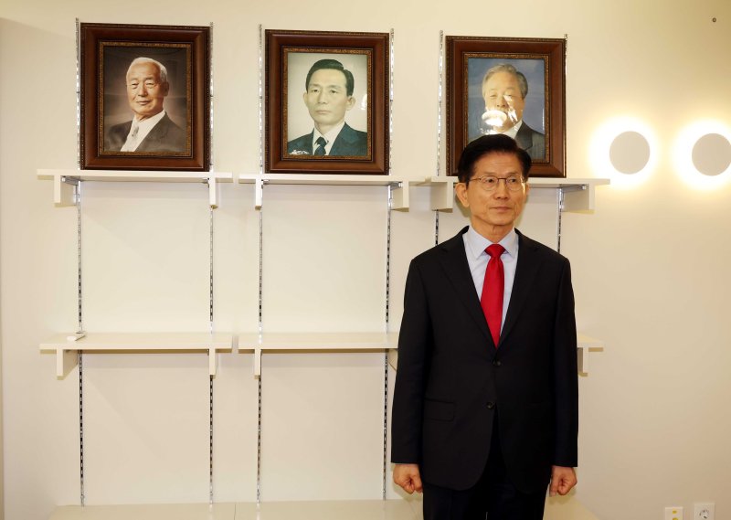 [서울=뉴시스] 조성봉 기자 = 김문수 국민의힘 대선후보가 10일 오전 서울 여의도 국민의힘 중앙당사 대통령후보실에서 캠프 관계자들과 대책회의를 하기 위해 대기하고 있다. 2025.05.10. suncho21@newsis.com