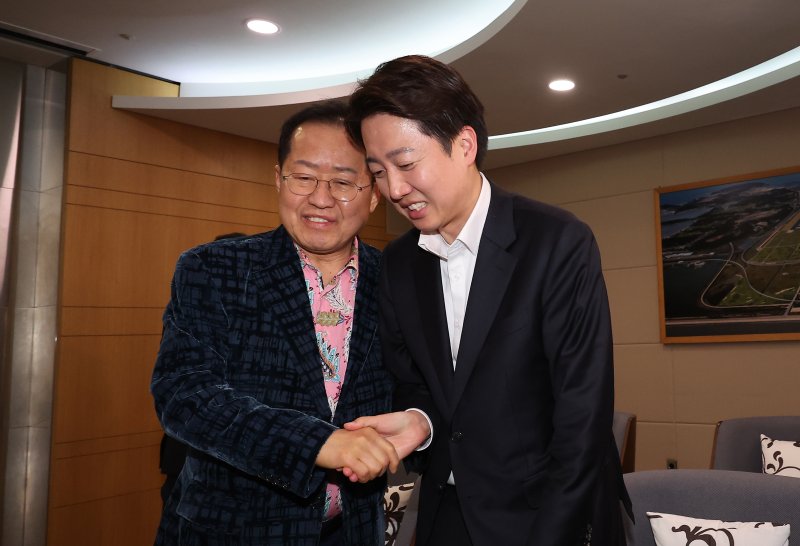 [인천공항=뉴시스] 이영환 기자 = 홍준표 전 대구시장이 10일 오후 인천국제공항 제1여객터미널에서 미국 출국을 앞두고 배웅온 이준석 개혁신당 대선후보와 악수를 나누고 있다. 2025.05.10. 20hwan@newsis.com