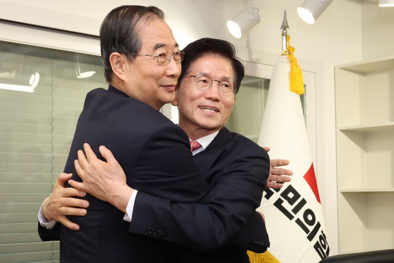 [서울=뉴시스] 권창회 기자 = 김문수 국민의힘 대선 후보가 11일 오전 서울 여의도 국민의힘 당사 내 대통령 후보실에서 한덕수 전 국무총리와 포옹하고 있다. (공동취재)2025.05.11. photo@newsis.com