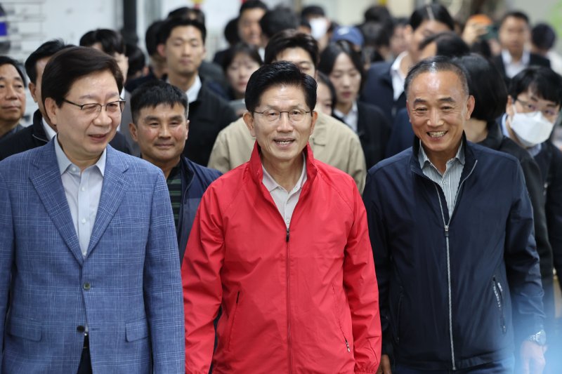 [서울=뉴시스] 권창회 기자 = 제21대 대통령선거 공식 선거운동 첫날인 12일 오전 김문수 국민의힘 대선 후보가 서울 송파구 가락시장을 방문해 상인들과 인사하러 이동하고 있다. 2025.05.12. kch0523@newsis.com