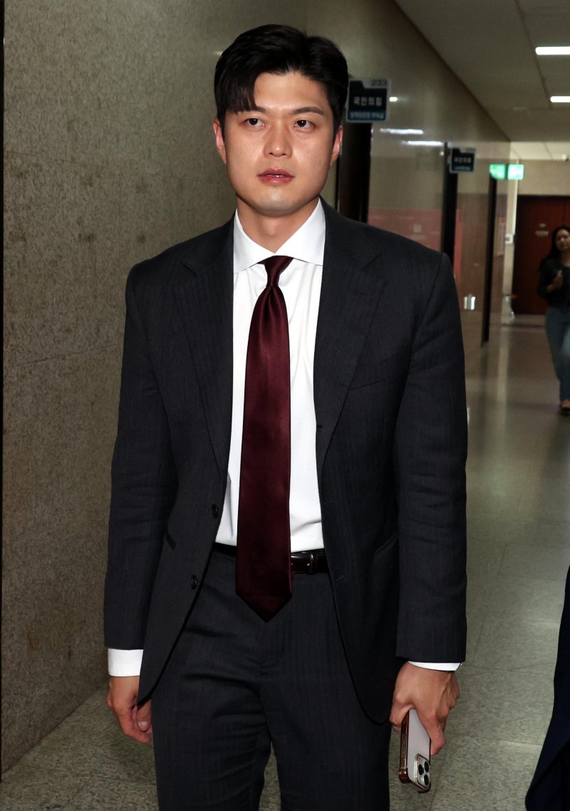 [서울=뉴시스] 조성봉 기자 = 국민의힘 비상대책위원장으로 내정된 김용태 의원이 12일 오전 서울 여의도 국회에서 이동하고 있다. 2025.05.12. suncho21@newsis.com