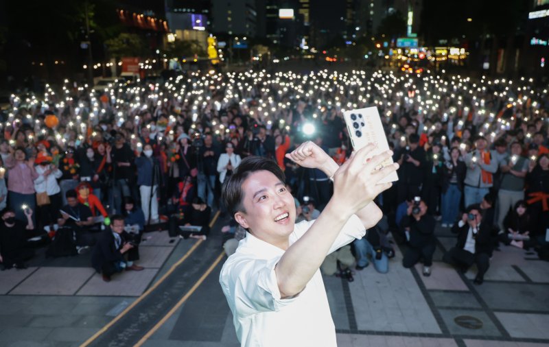 [서울=뉴시스] 조성봉 기자 = 이준석 개혁신당 대선후보가 12일 서울 중구 청계광장에서 열린 집중유세에서 휴대전화 불빛을 켠 지지자들과 함께 셀카를 찍고 있다. (공동취재) 2025.05.12. photo@newsis.com