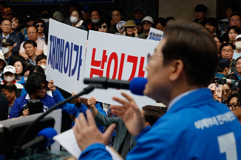 [대구=뉴시스] 권창회 기자 = 이재명 더불어민주당 대선 후보가 13일 대구 중구 동성로 광장에서 열린 집중유세에서 지지호소를 하고 있다. (공동취재) 2025.05.13. photo@newsis.com