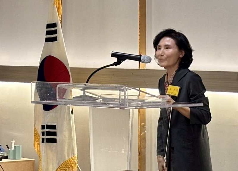 [서울=뉴시스] 조성봉 기자 = 김문수 국민의힘 대선후보의 부인 설난영 여사가 14일 서울 강남구 더 리버사이트 호텔 루비홀에서 열린 (사)대한민국을 생각하는 호남미래포럼 조찬포럼에 참석해 인사말을 하고 있다.(사진=독자제공) 2025.05.14. photo@newsis.com *재판매 및 DB 금지