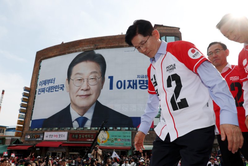 [밀양=뉴시스] 고승민 기자 = 김문수 국민의힘 대선 후보가 14일 경남 밀양 내일동 밀양관아 앞을 찾아 유세를 마친 뒤 차량에서 내려가고 있다. 2025.05.14. kkssmm99@newsis.com