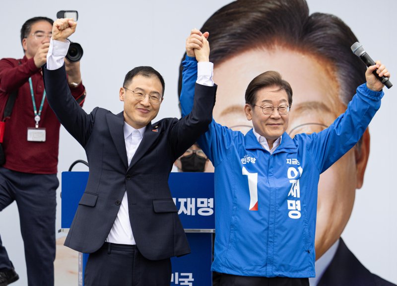 [익산=뉴시스] 조성우 기자 = 이재명 더불어민주당 대선후보가 16일 전북 익산시 익산역 동부광장에서 열린 유세에서 김상욱 무소속 의원과 손을 맞잡고 있다. (공동취재) 2025.05.16. photo@newsis.com