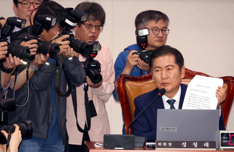[서울=뉴시스] 조성봉 기자 = 정청래 국회 법사위원장이 14일 오전 서울 여의도 국회 법제사법위원회에서 열린 조희대 대법원장 등 사법부의 대선개입 의혹 진상규명 청문회에서 조희대 대법원장 등 대법관들의 불출석 사유서를 공개하고 있다. 2025.05.14. suncho21@newsis.com
