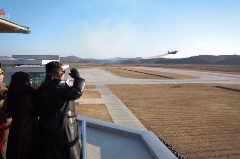 김정은, 공군 방공·공습훈련 지도 "전군 임전태세, 전쟁준비 획기적 전환" 강조