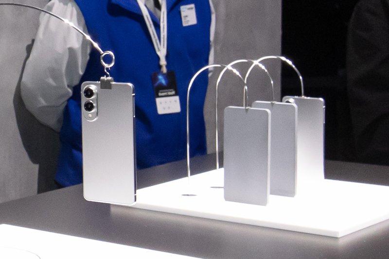 22일(현지시간) 미국 새너제이 SAP센터에서 열린 삼성전자 상반기 '갤럭시 언팩 2025'에 갤럭시 S25 시리즈 슬림 모델인 '갤럭시 S25 엣지'의 후면 디자인이 전시돼 있다. (삼성전자 제공) 2025.1.23/뉴스1