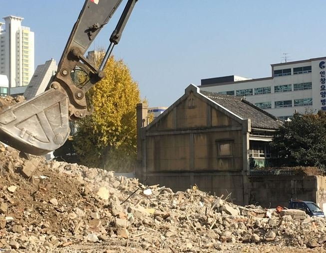 2011년 아파트 재개발로 인한 오초량 인근 철거 당시 모습 (출처=연합뉴스)