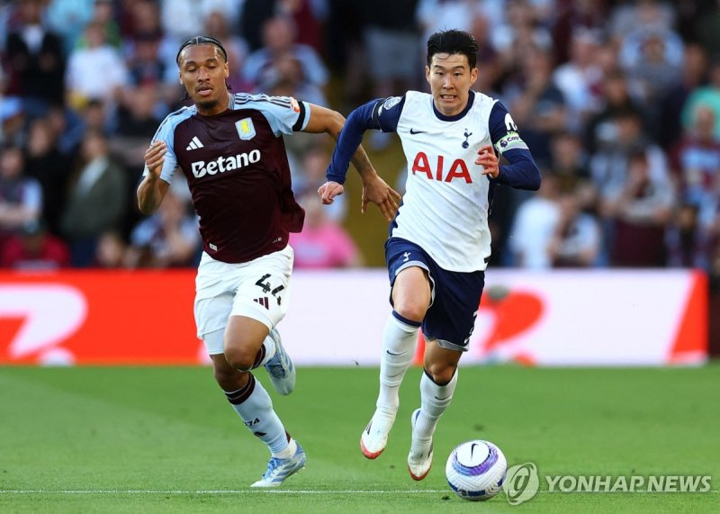 애스턴 빌라전에서 드리블하는 토트넘 손흥민(오른쪽). (출처=연합뉴스)
