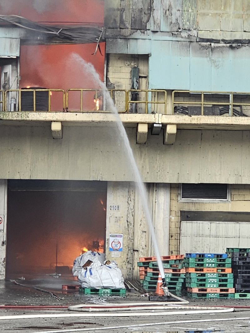 17일 오전 7시11분쯤 광주 광산구 소촌동 금호타이어 광장공장에서 화재가 발생해 소방당국이 진화 작업을 하고 있다.2025.5.17/뉴스1 ⓒ News1 최성국 기자