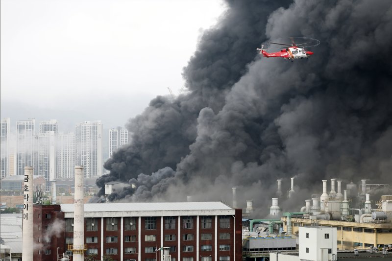 17일 오전 7시 11분쯤 광주 광산구 소촌동 금호타이어 광장공장에서 불이 나 소방당국이 진화 작업을 하고 있다. 2025.5.17/뉴스1 ⓒ News1 김태성 기자
