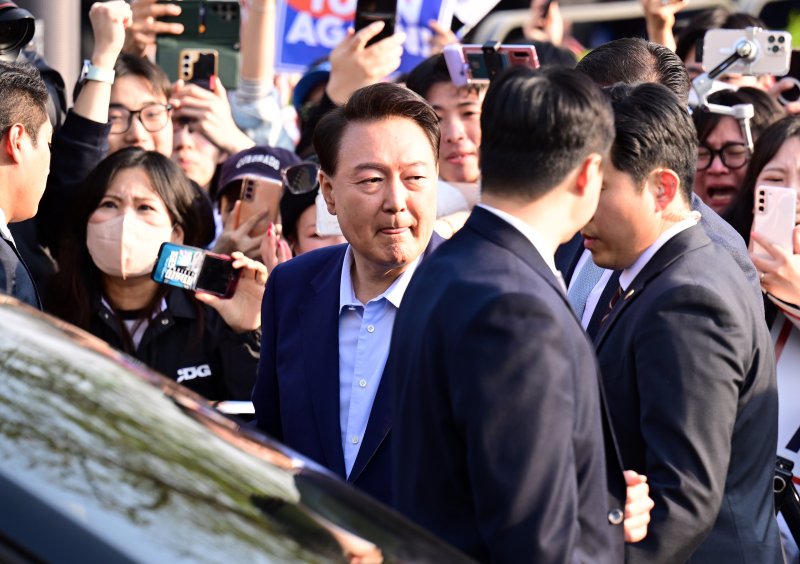 윤석열 전 대통령이 11일 오후 서울 용산구 한남동 관저 정문에서 퇴거하며 지지자들을 만난 뒤 돌아서고 있다. 2025. 4. 11