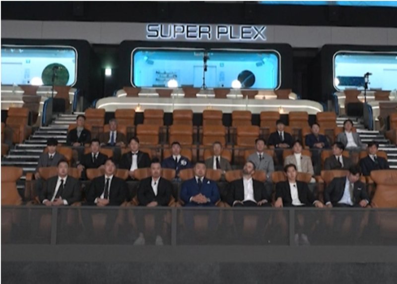 '불꽃야구' 불꽃 파이터즈, 창단식 현장 공개…완전체 집합