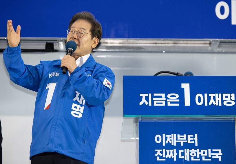 [정읍=뉴시스] 조성우 기자 = 이재명 더불어민주당 대선후보가 지난 16일 전북 정읍시 정읍역 광장에서 열린 유세에서 연설하고 있다. (공동취재) 2025.05.16. photo@newsis.com