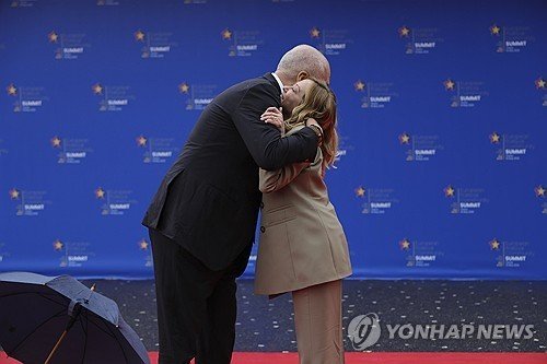 멜로니 총리와 포옹하는 라마 총리 (출처=연합뉴스)