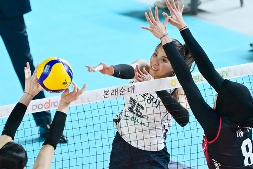 공격하는 도로공사의 타나차(중앙) (출처=연합뉴스)