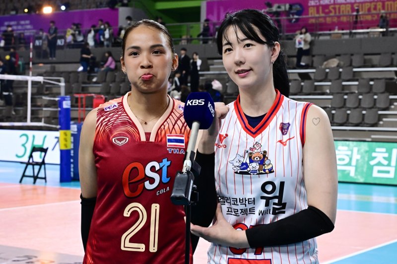 한.태 슈퍼매치 때 인터뷰하는 강소휘(오른쪽)와 타나차 (출처=연합뉴스)